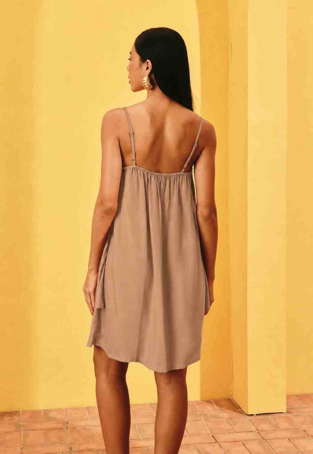 Vestido Curto Liso Babado Sobreposto