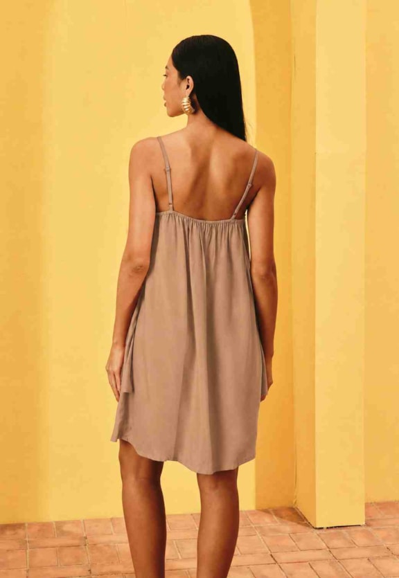 Vestido Curto Liso Babado Sobreposto Vista Traseira