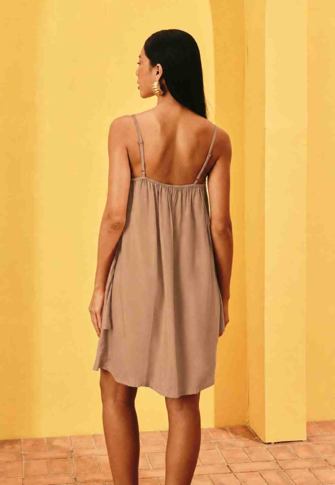Vestido Curto Liso Babado Sobreposto