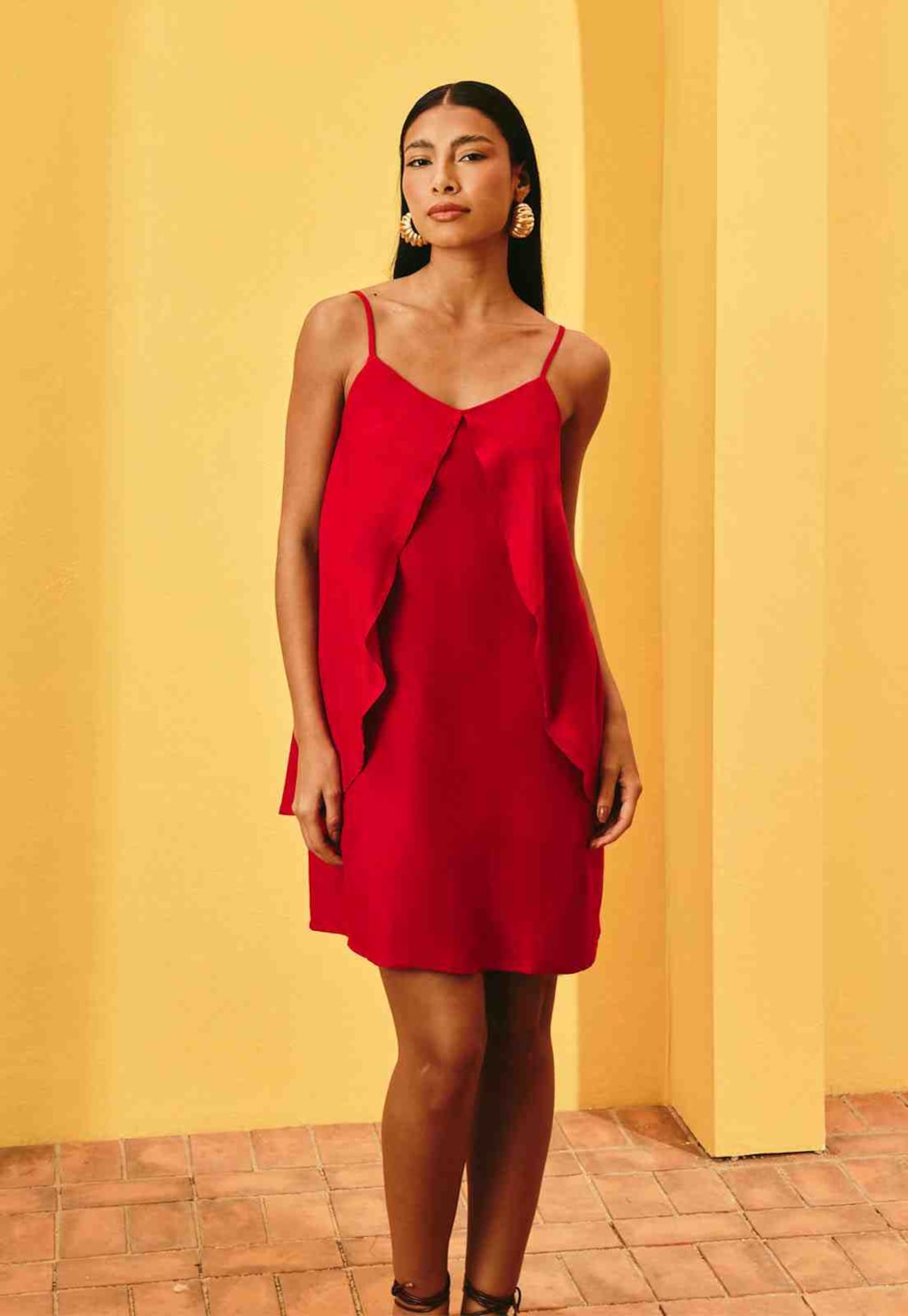 Vestido Curto Liso Babado Sobreposto