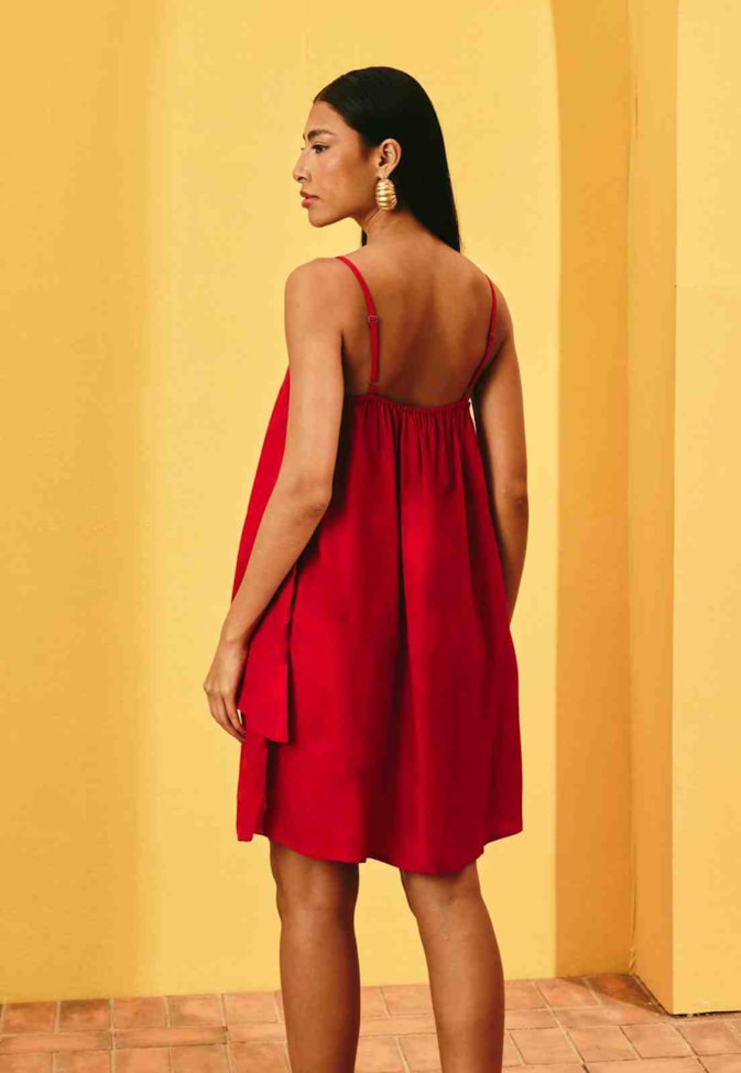 Vestido Curto Liso Babado Sobreposto