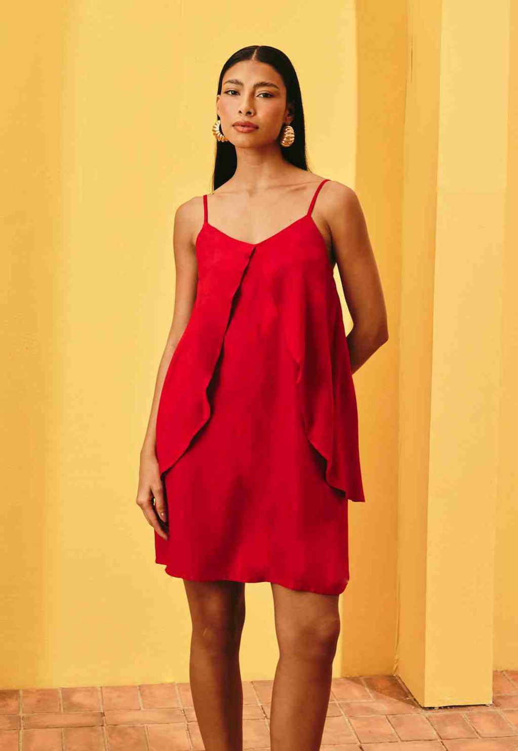 Vestido Curto Liso Babado Sobreposto