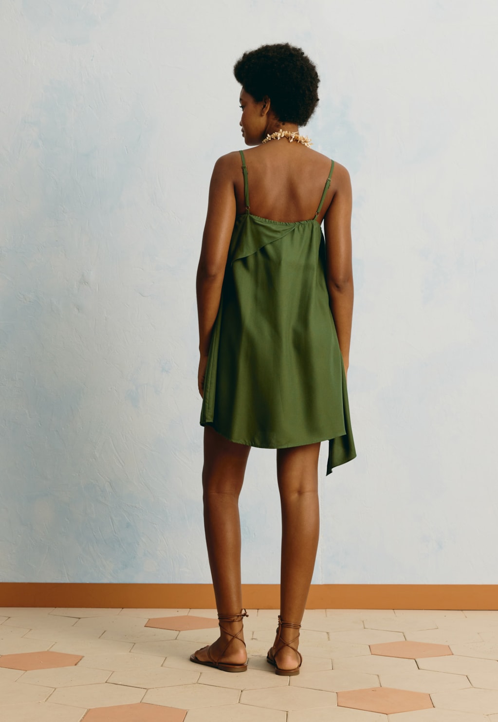 Vestido Curto Liso Babados