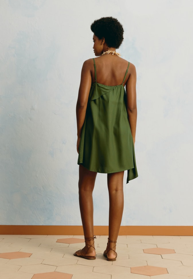 Vestido Curto Liso Babados