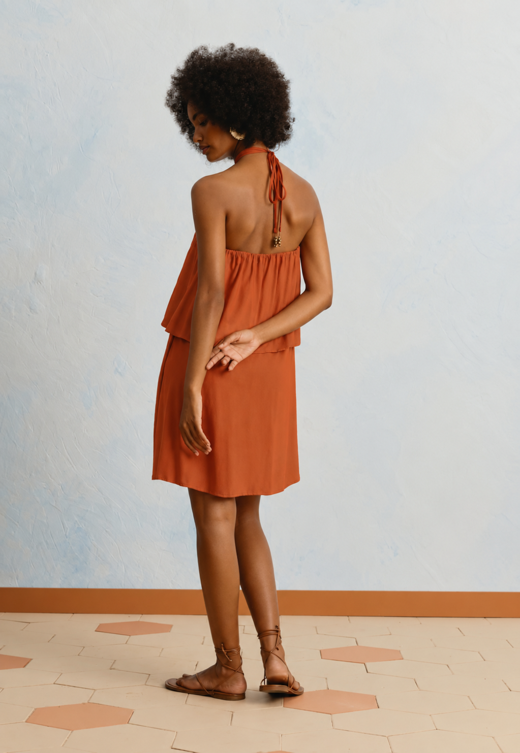 Vestido Curto Liso Babados