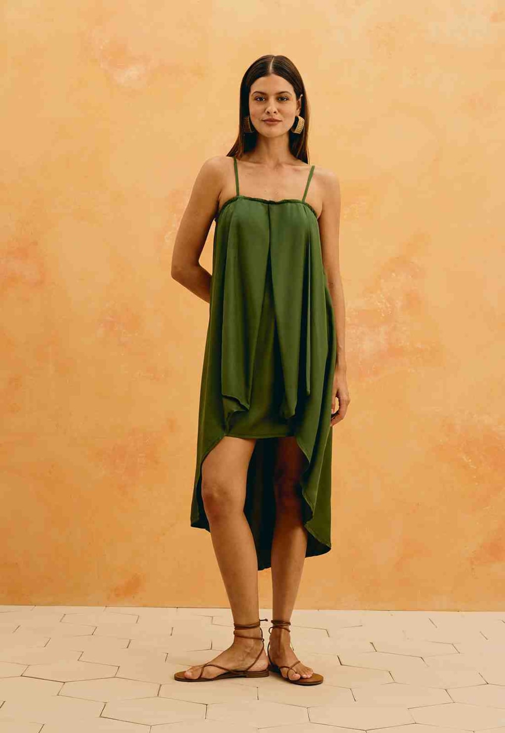 Vestido Curto Liso Camada Sobreposta