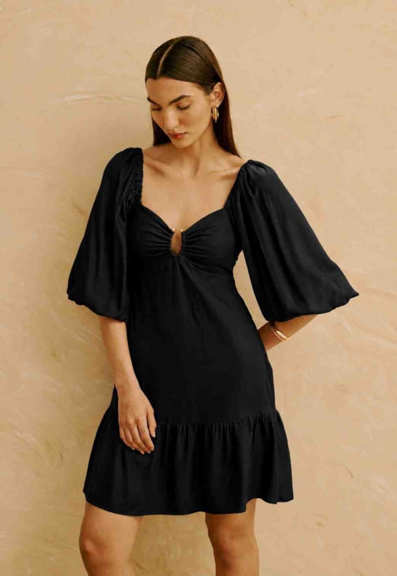 Vestido Curto Liso com Detalhe no Decote   Vista Frontal