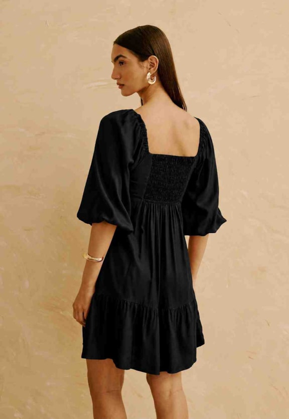 Vestido Curto Liso com Detalhe no Decote   Vista Traseira