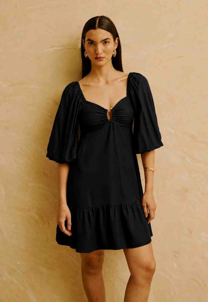 Vestido Curto Liso com Detalhe no Decote  