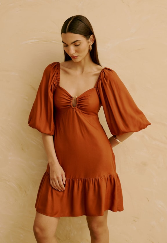 Vestido Curto Liso com Detalhe no Decote   Vista Frontal