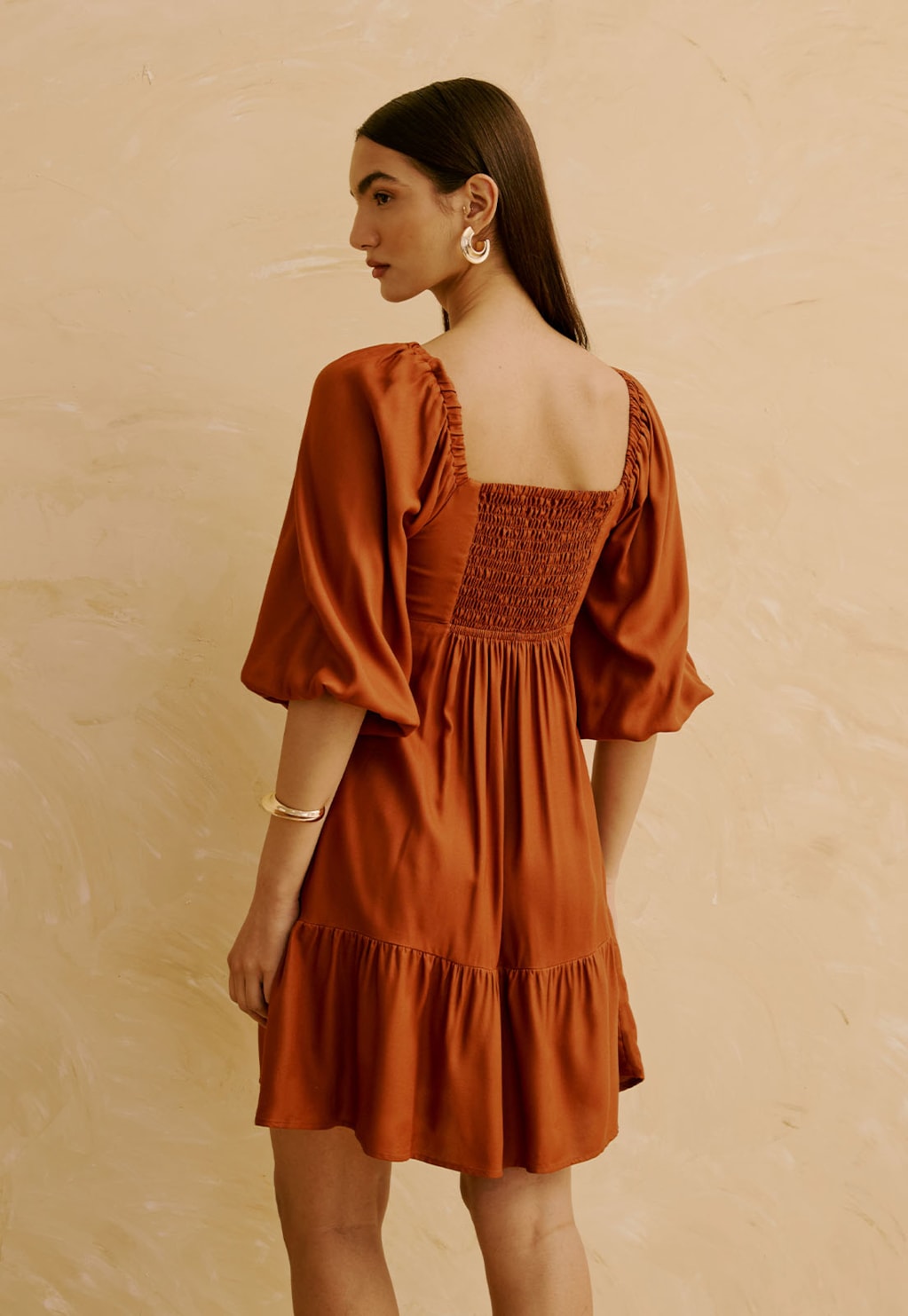 Vestido Curto Liso com Detalhe no Decote  