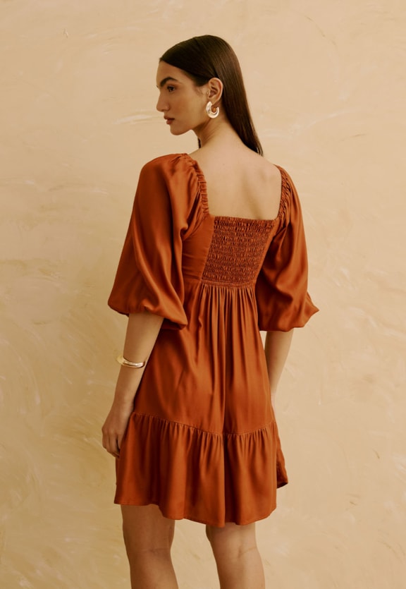 Vestido Curto Liso com Detalhe no Decote   Vista Traseira