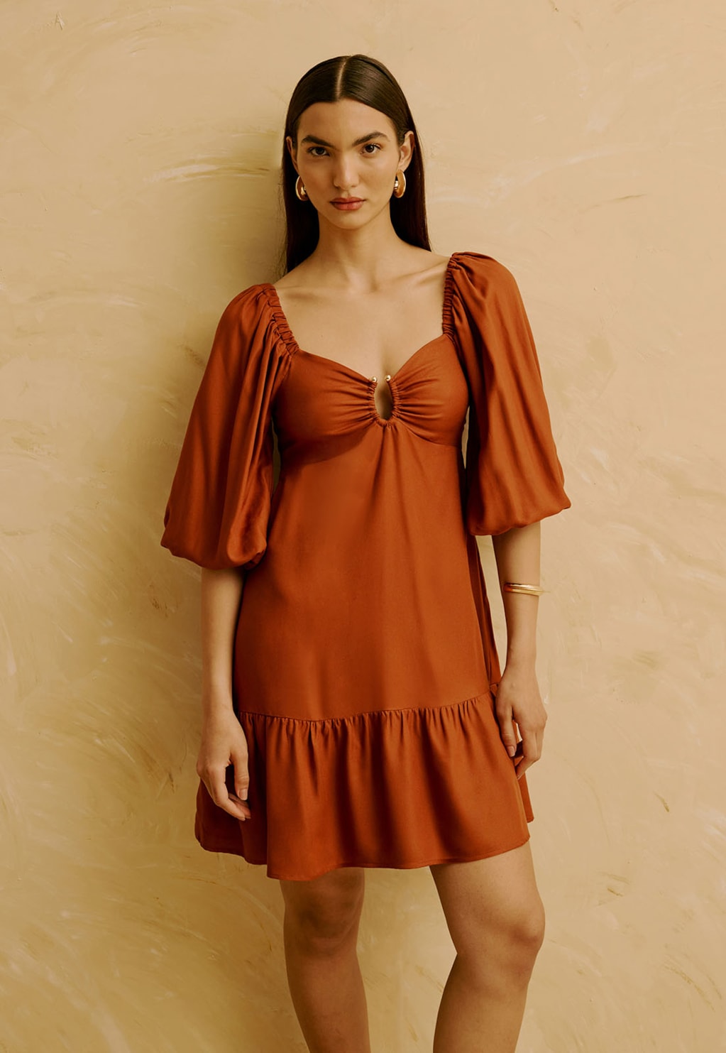 Vestido Curto Liso com Detalhe no Decote  