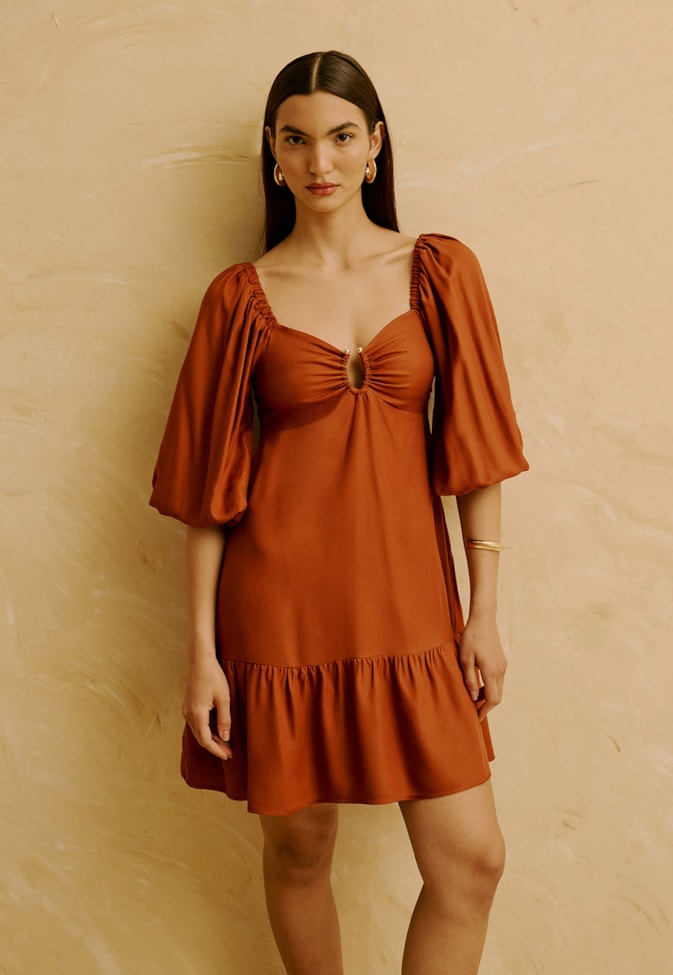 Vestido Curto Liso com Detalhe no Decote  