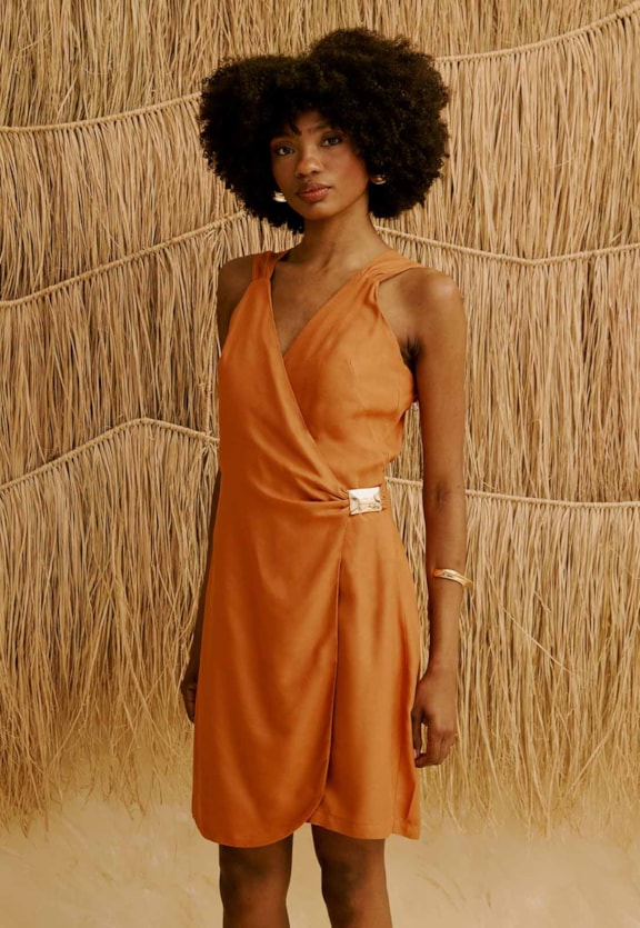 Vestido Curto Liso com Fivela Metal  Vista Frontal