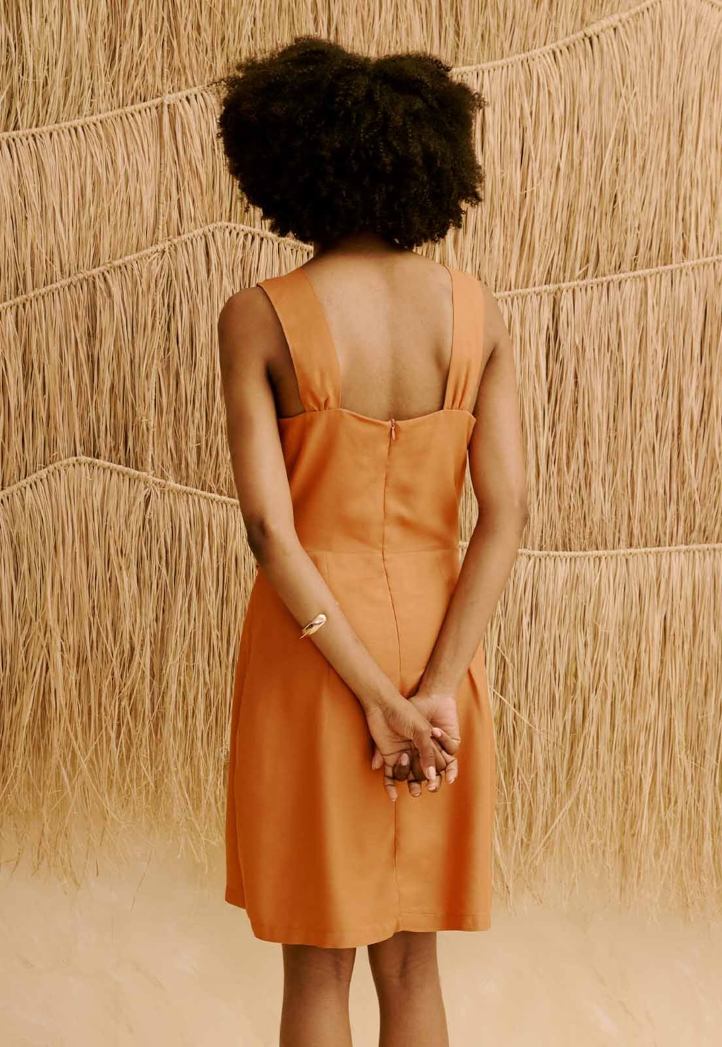 Vestido Curto Liso com Fivela Metal 