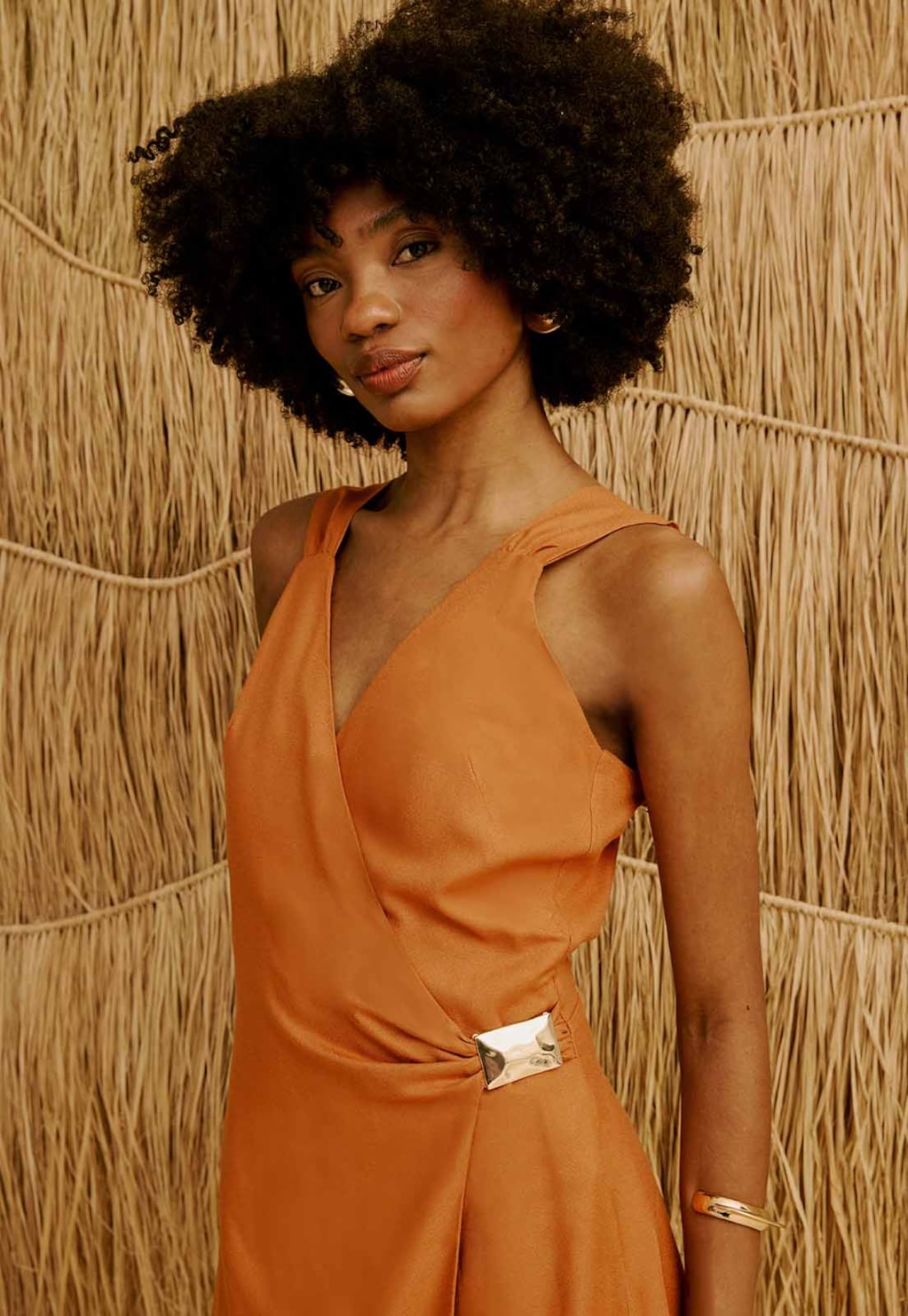 Vestido Curto Liso com Fivela Metal 