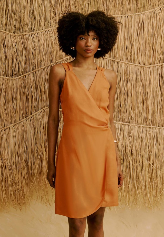 Vestido Curto Liso com Fivela Metal 