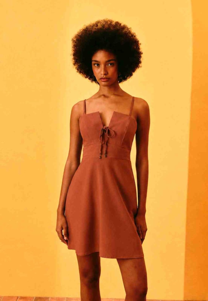 Vestido Curto Liso Decote Amarração