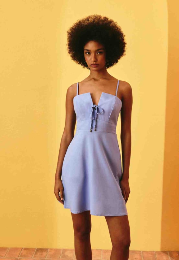 Vestido Curto Liso Decote Amarração Vista Frontal