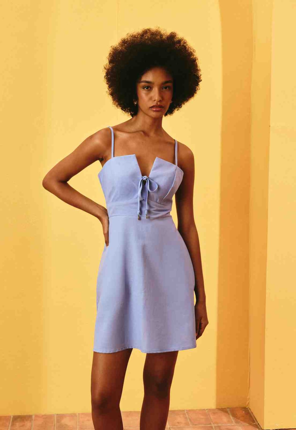 Vestido Curto Liso Decote Amarração