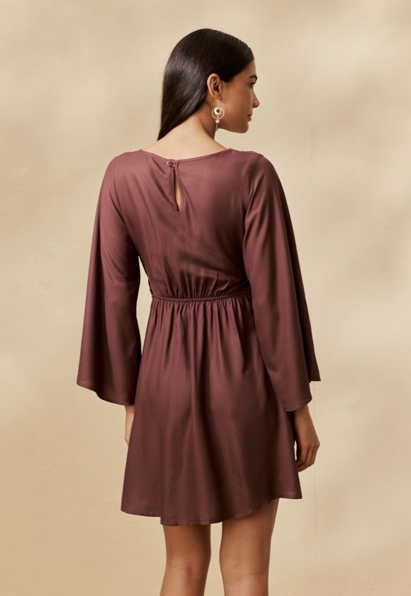 Vestido Curto Liso Detalhe Cintura Vista Traseira