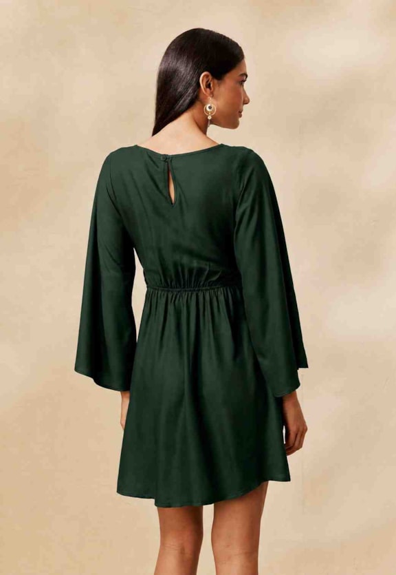 Vestido Curto Liso Detalhe Cintura Vista Traseira