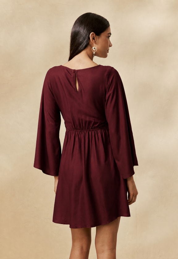 Vestido Curto Liso Detalhe Cintura Vista Traseira