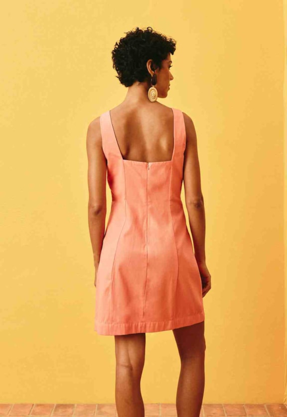 Vestido Curto Liso Fenda Vista Traseira