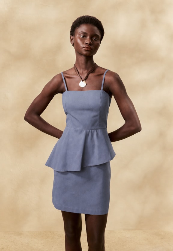 Vestido Curto Liso Peplum Vista Frontal