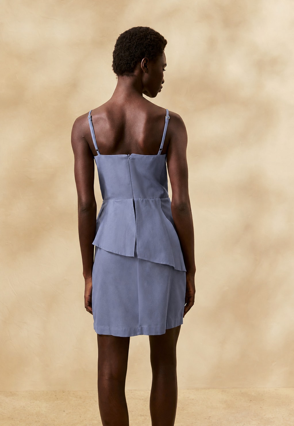 Vestido Curto Liso Peplum