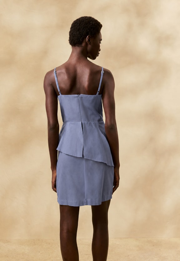 Vestido Curto Liso Peplum Vista Traseira
