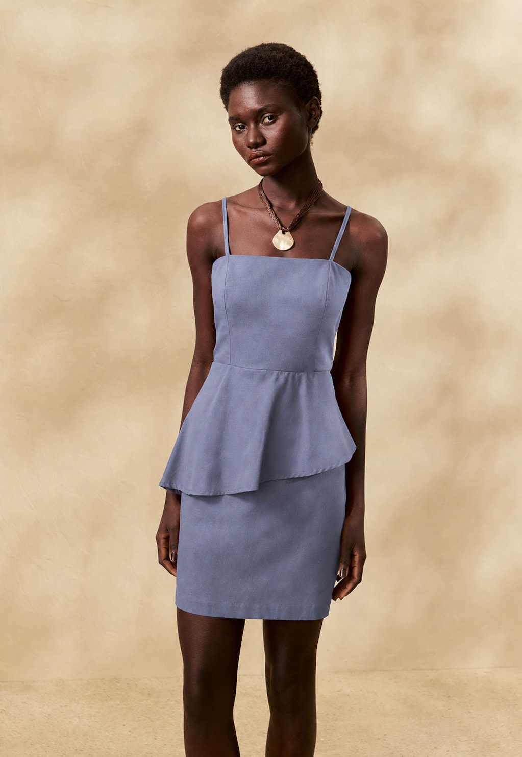 Vestido Curto Liso Peplum