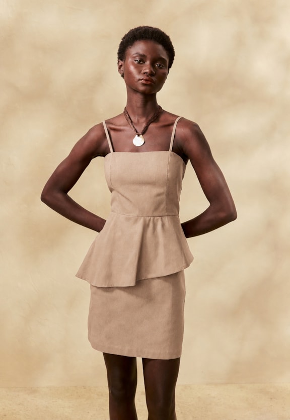 Vestido Curto Liso Peplum Vista Frontal