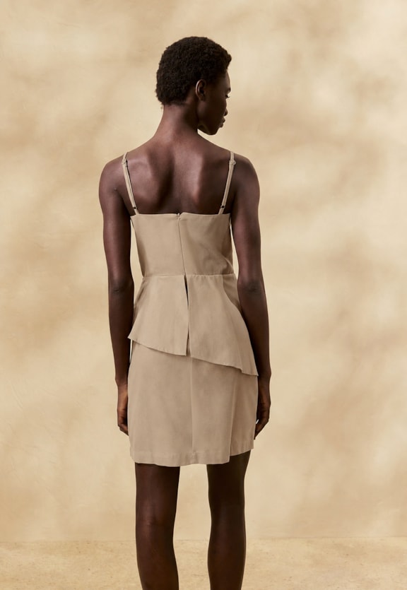 Vestido Curto Liso Peplum Vista Traseira