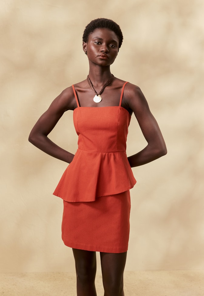 Vestido Curto Liso Peplum