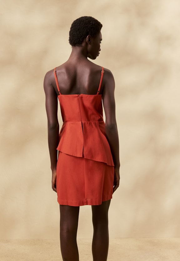 Vestido Curto Liso Peplum Vista Traseira