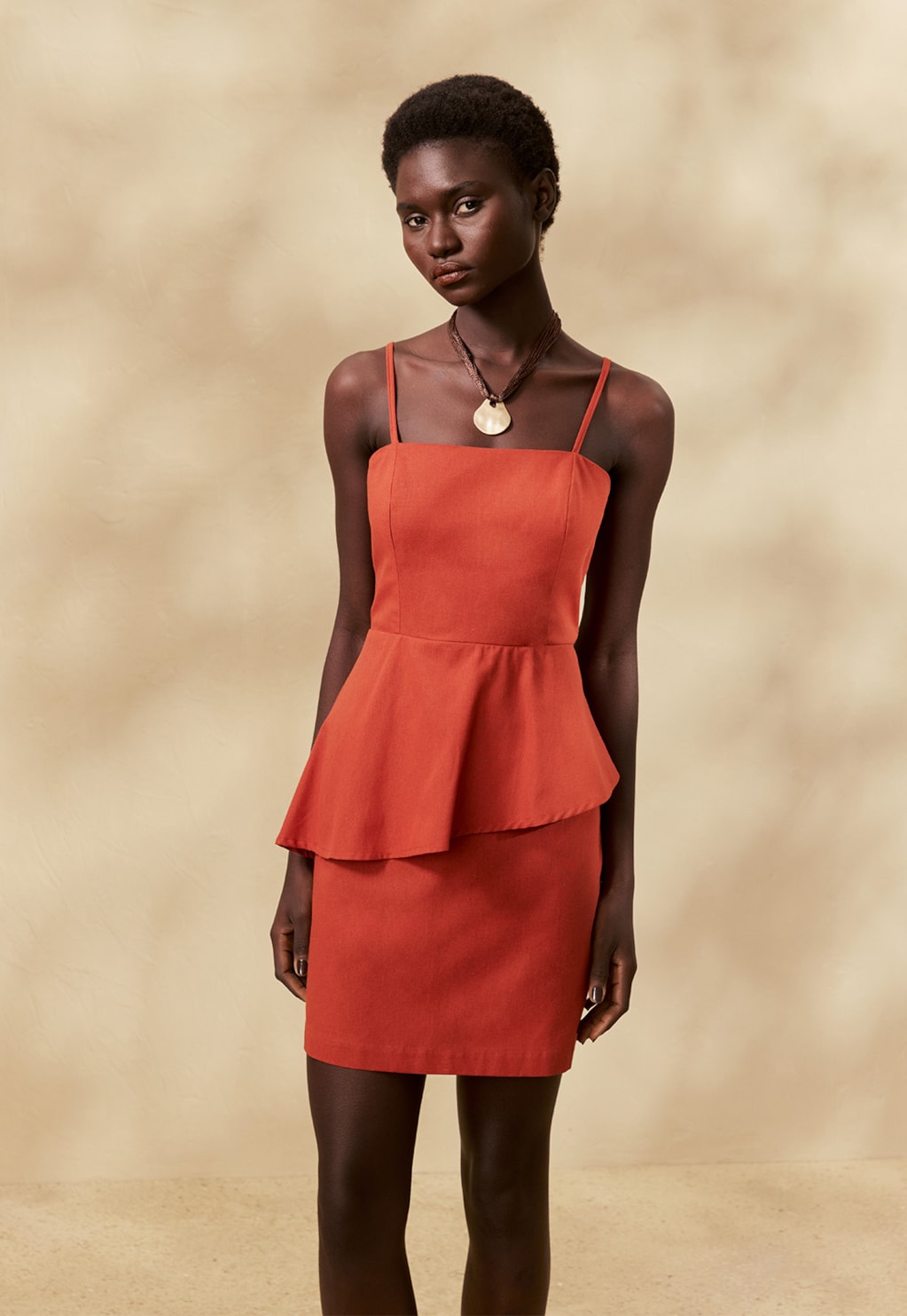 Vestido Curto Liso Peplum