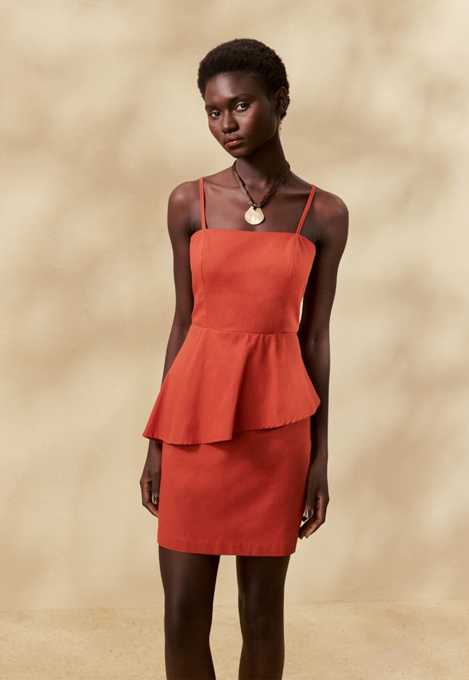 Vestido Curto Liso Peplum