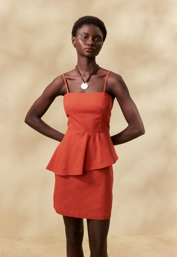 Vestido Curto Liso Peplum Vista Frontal