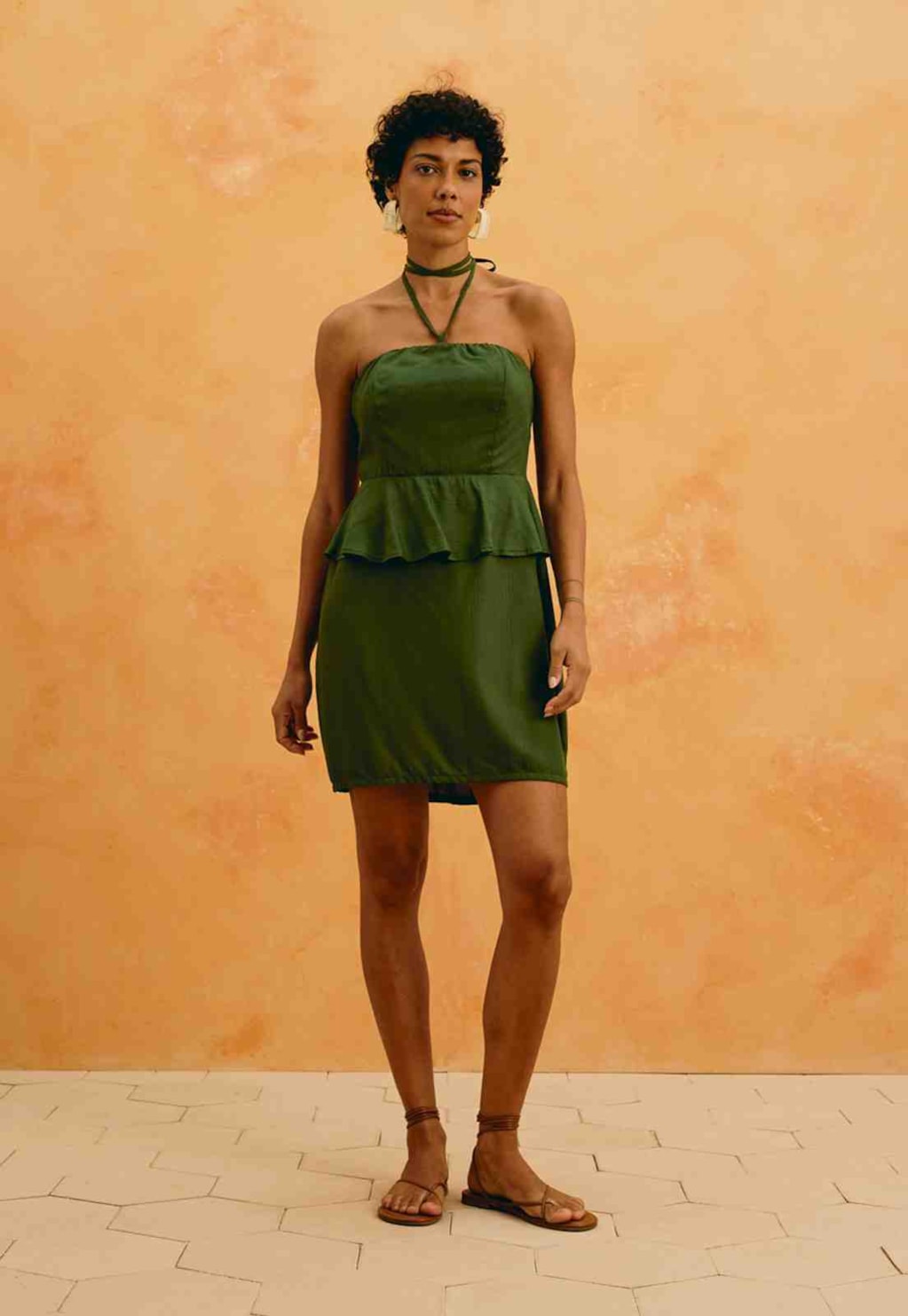 Vestido Curto Liso Peplum Amarração
