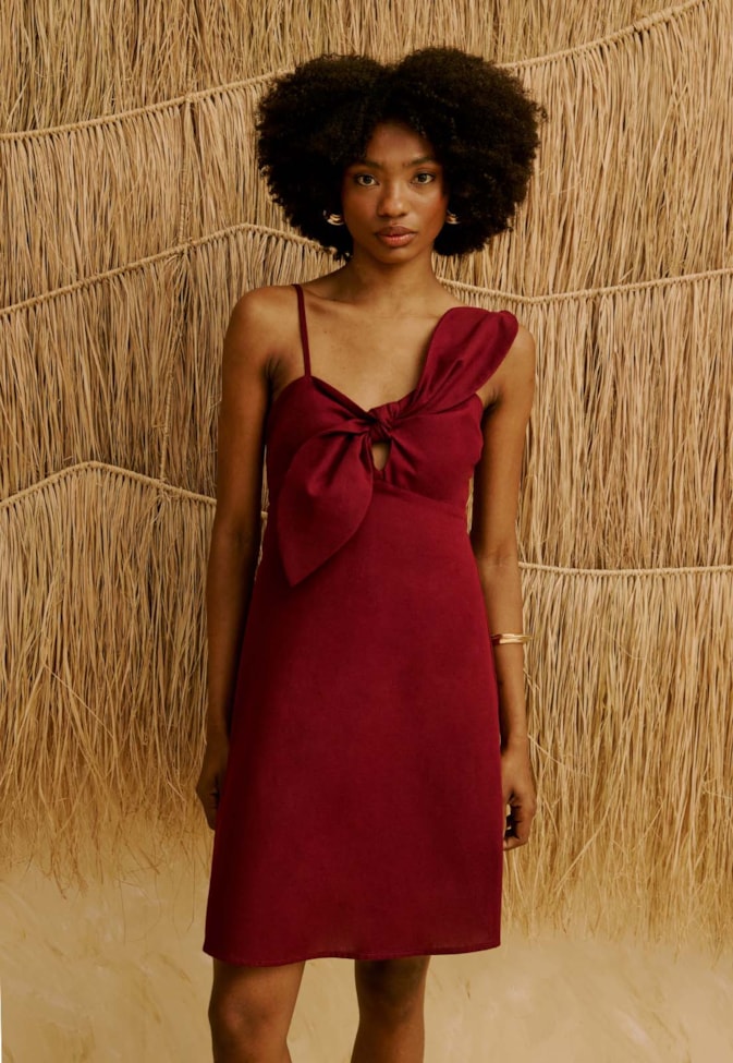 Vestido Curto Liso Pétala Decote  