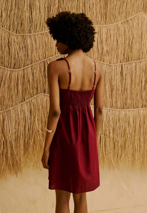 Vestido Curto Liso Pétala Decote   Vista Traseira