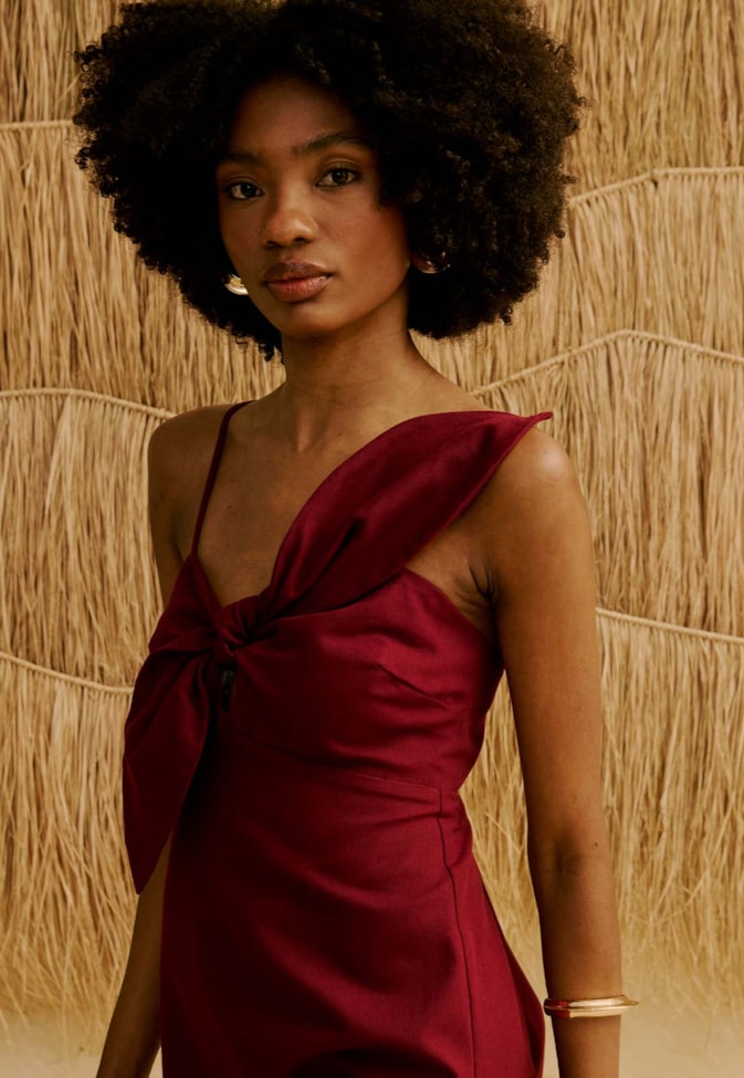 Vestido Curto Liso Pétala Decote  