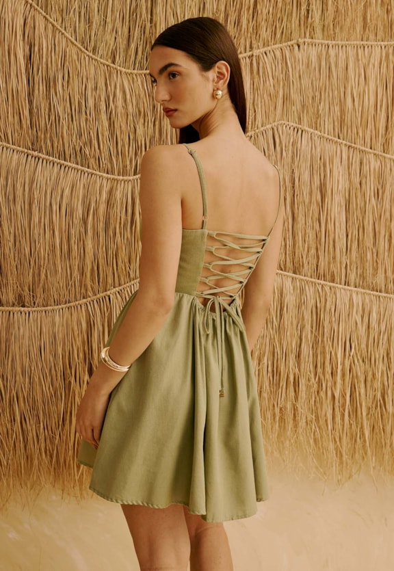 Vestido Curto Liso Ponta Cintura Vista Traseira