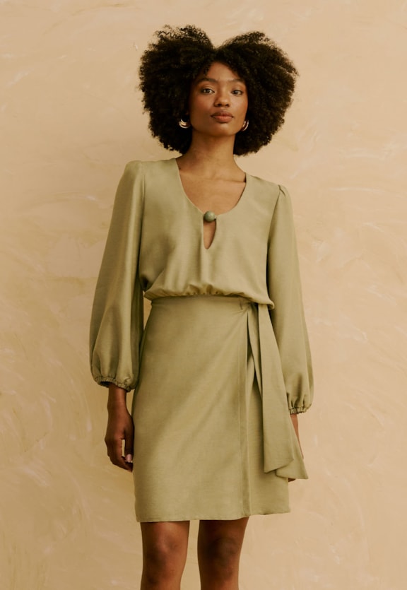 Vestido Curto Liso Ponteira Decote Vista Frontal