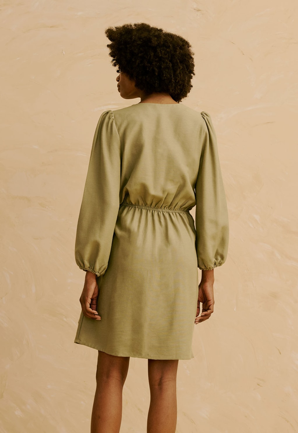 Vestido Curto Liso Ponteira Decote