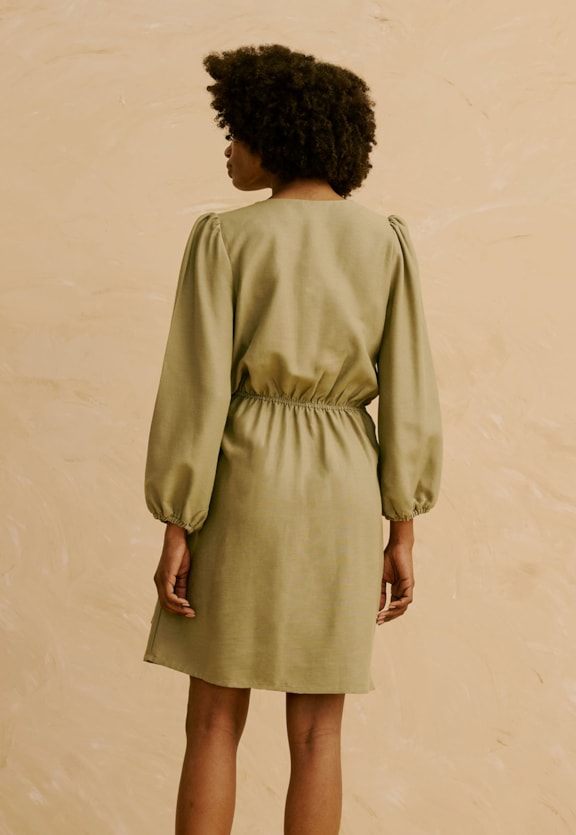 Vestido Curto Liso Ponteira Decote Vista Traseira