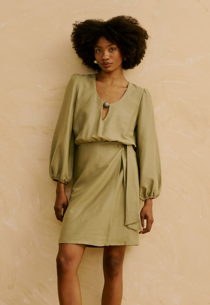 Vestido Curto Liso Ponteira Decote