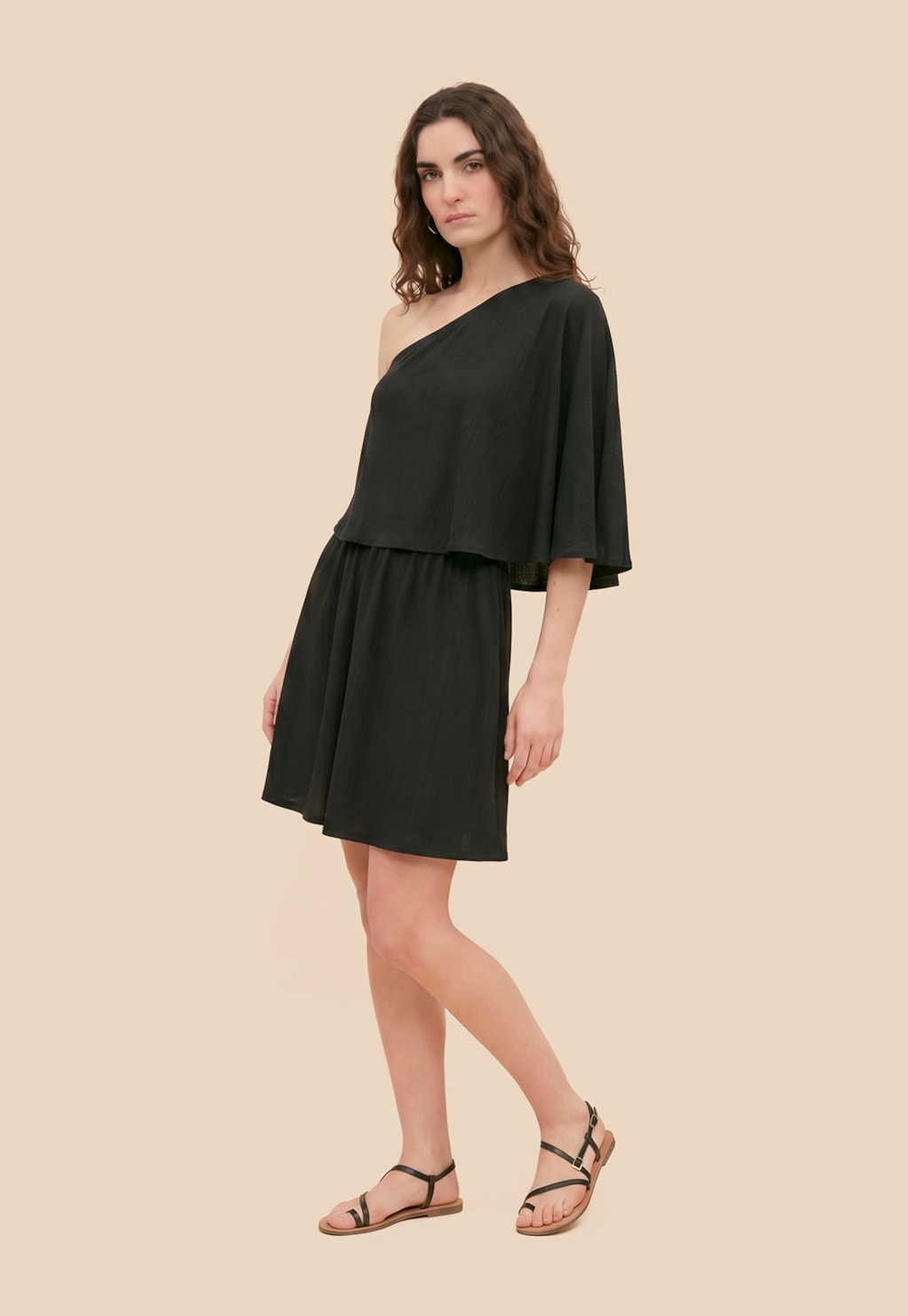 Vestido Curto Liso Um Ombro Só